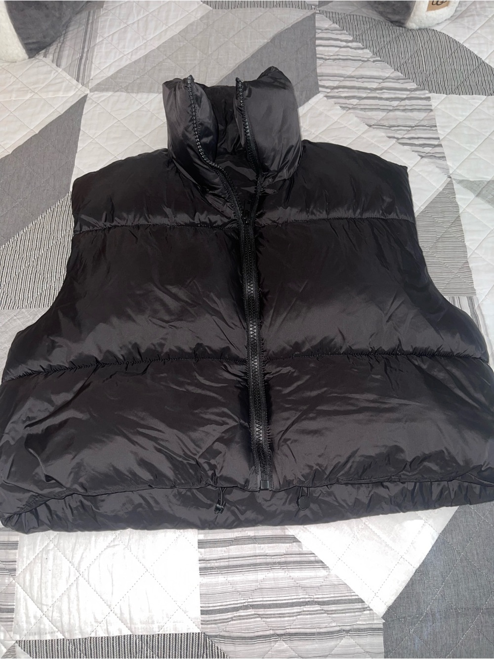 Women’s Black cropped Puffer Vest - size L